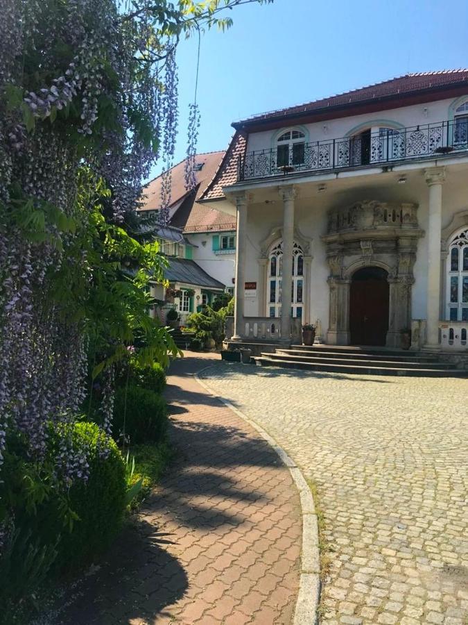 Hotel Garden Болеславец Екстериор снимка