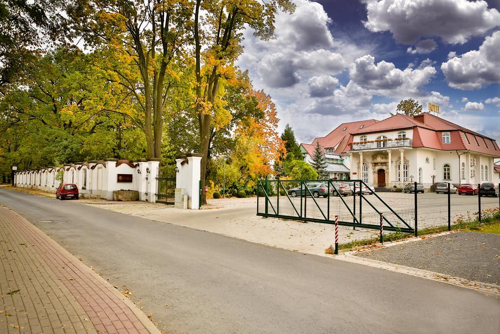 Hotel Garden Болеславец Екстериор снимка